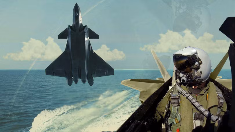 Trang mạng quân sự Trung Quốc đăng ảnh ghép J-20 Trung Quốc truy kích F-22 của Mỹ (Ảnh: Dwnews).