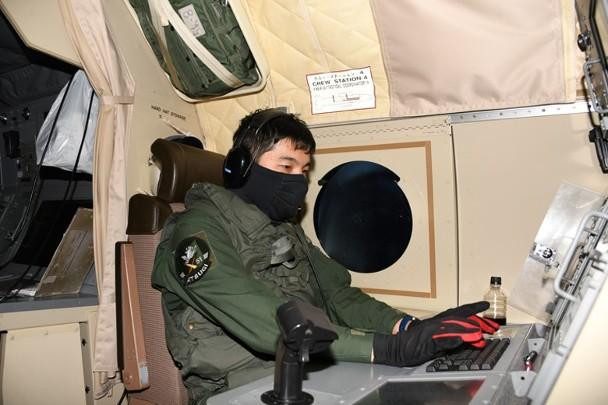 Phi công Nhật trên máy bay tuần tra P-1 theo dõi tàu ngầm mục tiêu Ảnh: Đông Phương). Phi công Nhật trên máy bay tuần tra P-1 theo dõi tàu ngầm mục tiêu Ảnh: Đông Phương).