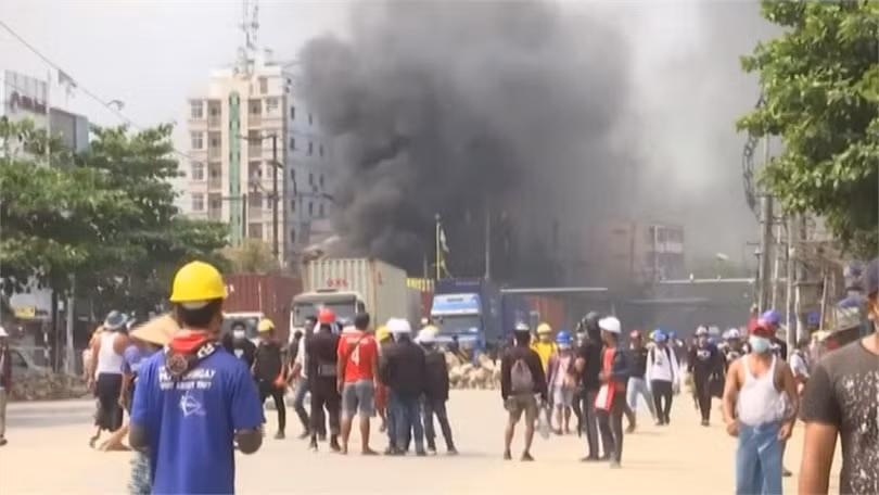 Một nhà máy của người Trung Quốc bị đốt phá (Ảnh: UDN). Một nhà máy của người Trung Quốc bị đốt phá (Ảnh: UDN).