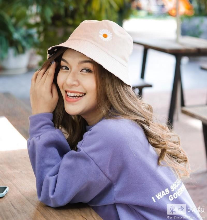 Ca sĩ Vy Dyneth tuyên bố trên Facebook cô đã bị dương tính với SARS-CoV-2, kêu gọi những người đã tiếp xúc với cô hãy đi lấy mẫu và xét nghiệm (Ảnh: Thời báo Campuchia).