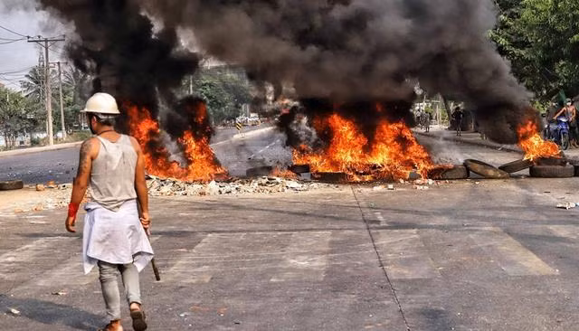 Những người tấn công các nhà máy của người Trung Quốc đốt lửa ngăn cản công tác cứu hộ (Ảnh: EPA). Những người tấn công các nhà máy của người Trung Quốc đốt lửa ngăn cản công tác cứu hộ (Ảnh: EPA).