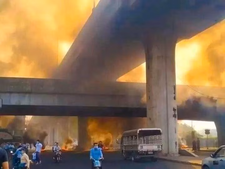 Đường phố lửa cháy ngút trời như chiến trường (Ảnh: Golden Phoenix).