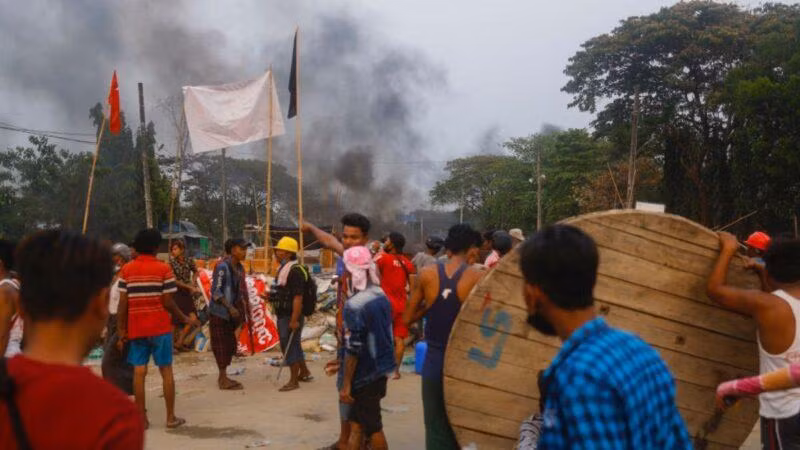 Người Myanmar tụ tập bên ngoài nhà máy Trung Quốc bị đốt (Ảnh: Getty).