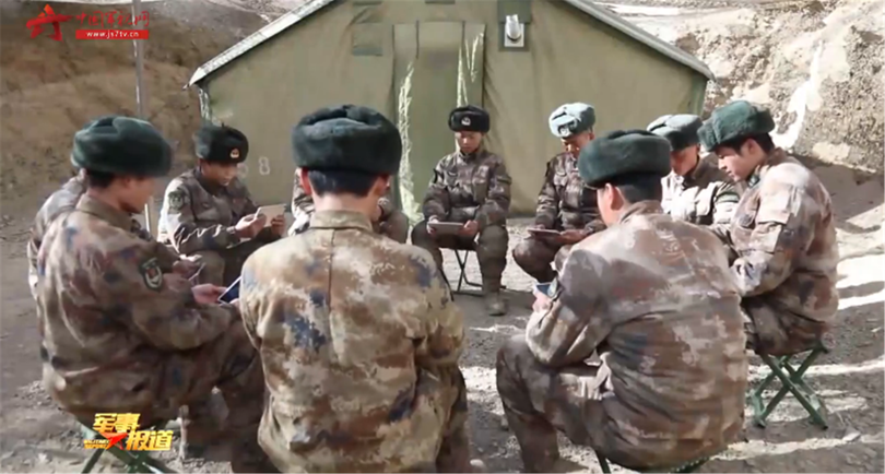 Binh sĩ sử dụng máy tính bảng khi hành quân huấn luyện dã ngoại (Ảnh: CCTV/Đa Chiều). Binh sĩ sử dụng máy tính bảng khi hành quân huấn luyện dã ngoại (Ảnh: CCTV/Đa Chiều).