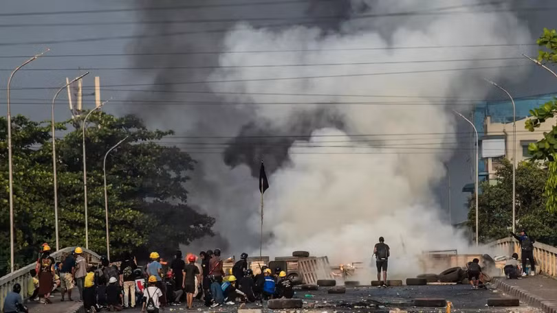Người biểu tình đụng độ cảnh sát ở cầu thị trấn Hlaing (Ảnh: Reuters). Người biểu tình đụng độ cảnh sát ở cầu thị trấn Hlaing (Ảnh: Reuters).
