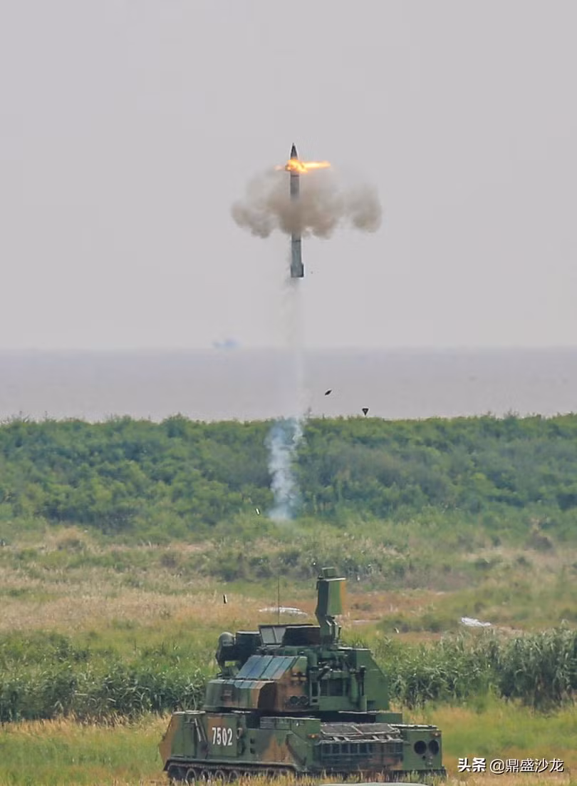 Tên lửa rời xe phóng (Ảnh: toutiao).