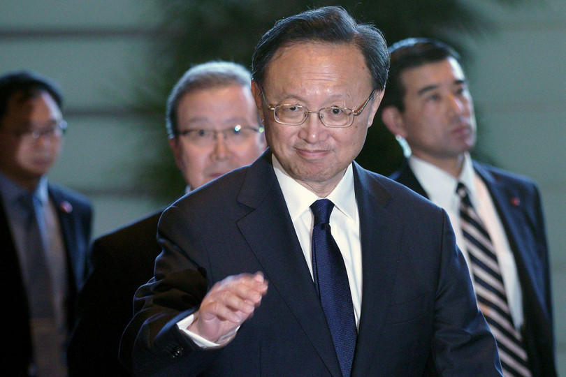 Ông Dương Khiết Trì tiết lộ do hủy bỏ các bữa ăn trưa và chiều nên ông phải ăn mì gói (Ảnh: AP). Ông Dương Khiết Trì tiết lộ do hủy bỏ các bữa ăn trưa và chiều nên ông phải ăn mì gói (Ảnh: AP).