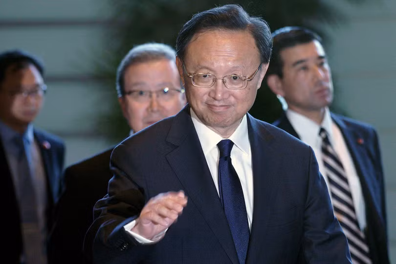 Ông Dương Khiết Trì tiết lộ do hủy bỏ các bữa ăn trưa và chiều nên ông phải ăn mì gói (Ảnh: AP).