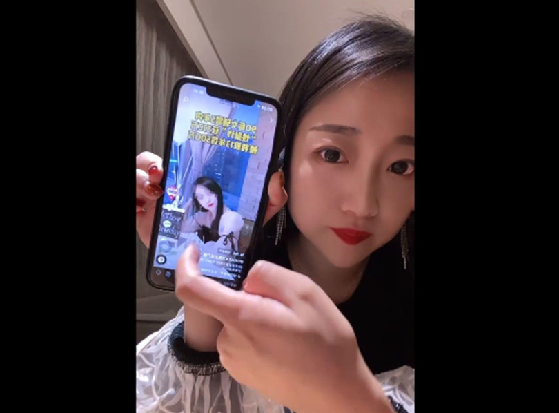 Uông X, nạn nhân vụ đạo ảnh cùng bức ảnh cô bị mạo danh (Ảnh: Dwnews). Uông X, nạn nhân vụ đạo ảnh cùng bức ảnh cô bị mạo danh (Ảnh: Dwnews).