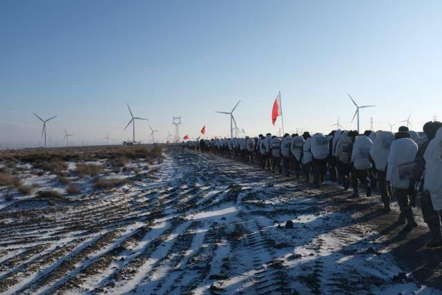 Tập hành quân trong điều kiện thời tiết khắc nghiệt (Ảnh: Sina). Tập hành quân trong điều kiện thời tiết khắc nghiệt (Ảnh: Sina).