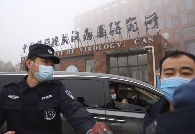 Nhiều nhà khoa học vẫn nghi ngờ SARS-CoV-2 rò rỉ từ Viện nghiên cứu virus Vũ Hán (Ảnh: AP).