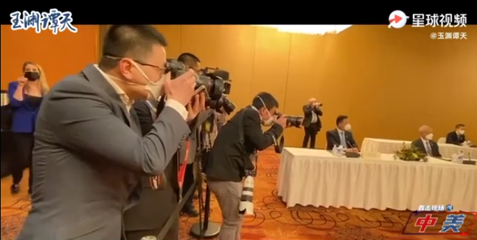 Các phóng viên chứng kiến toàn bộ quá trình 90 phút "giao tranh" giữa các quan chức cấp cao hai nước (Ảnh: newtalk). Các phóng viên chứng kiến toàn bộ quá trình 90 phút "giao tranh" giữa các quan chức cấp cao hai nước (Ảnh: newtalk).