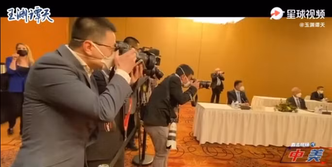Các phóng viên chứng kiến toàn bộ quá trình 90 phút "giao tranh" giữa các quan chức cấp cao hai nước (Ảnh: newtalk).