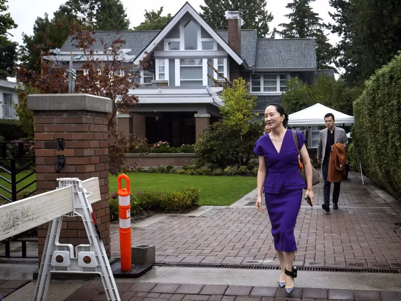 Bà Mạnh Vãn Chu bị đeo kiềng điện tử, chịu quản thúc tại nhà riêng ở Vancouver, Canada (Ảnh: AP).