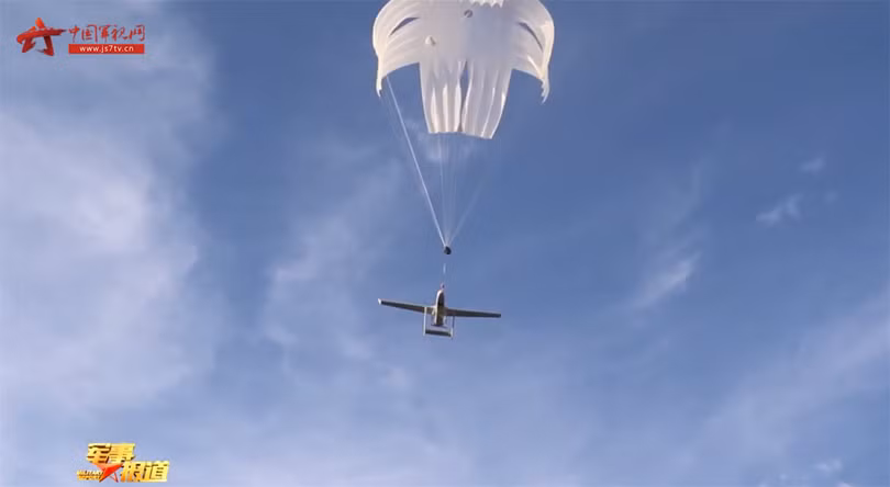 Thu hồi UAV sau khi hoàn thành nhiệm vụ (Ảnh: CCTV/Đa Chiều).