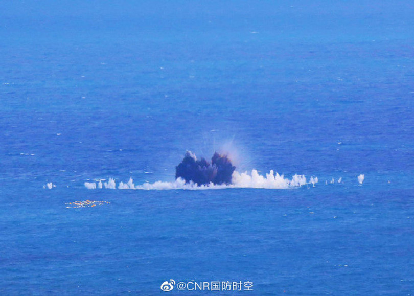Máy bay Trung Quốc tập tấn công mục tiêu trên biển (Ảnh: BQPTQ).