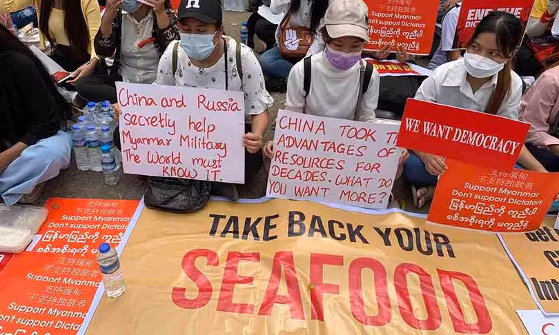 Người biểu tình Myanmar mang khẩu hiệu phản đối Trung Quốc ủng hộ chính quyền quân sự (Ảnh: The Irrawaddy).