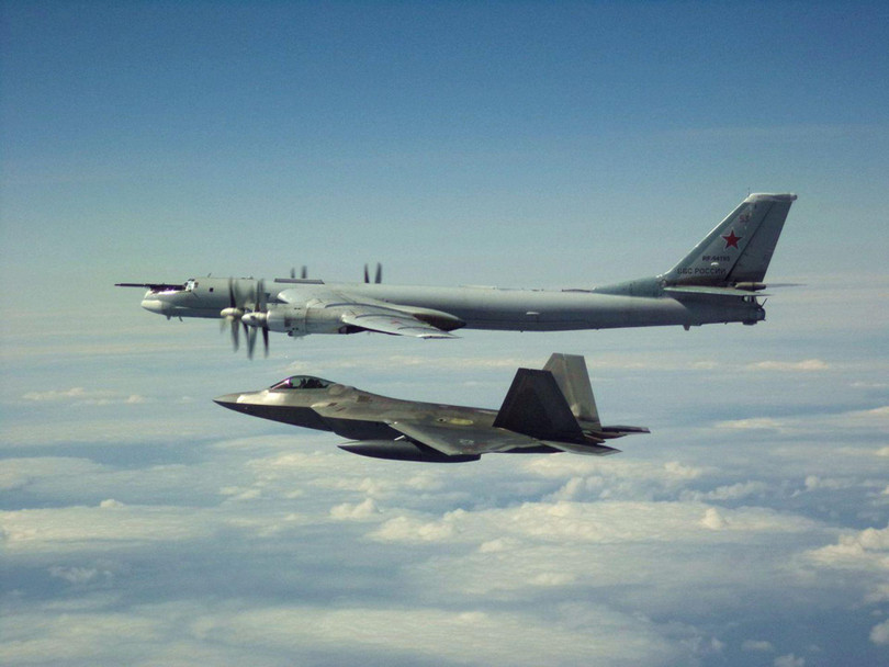 Máy bay F-22 của Mỹ bay giám sát TU-95 của Nga trên vùng trời Bắc Cực (Ảnh: NORAD).