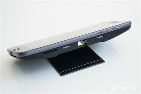 Cận cảnh máy chiếu Insta Share Projector.