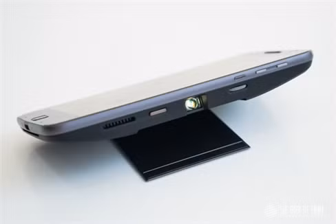 Cận cảnh máy chiếu Insta Share Projector.