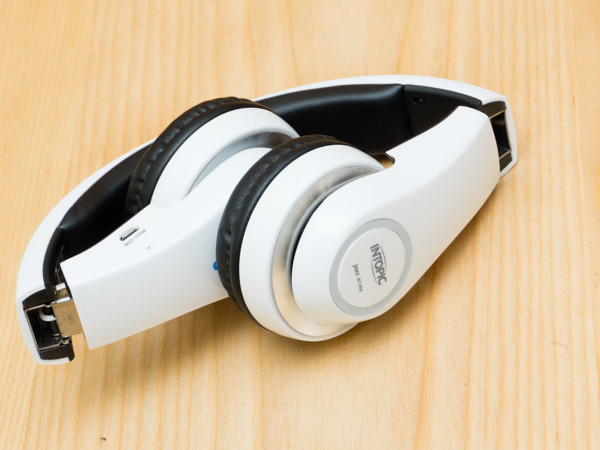 Củ tai có thể xếp gọn vào bên trong vòm chụp đầu.