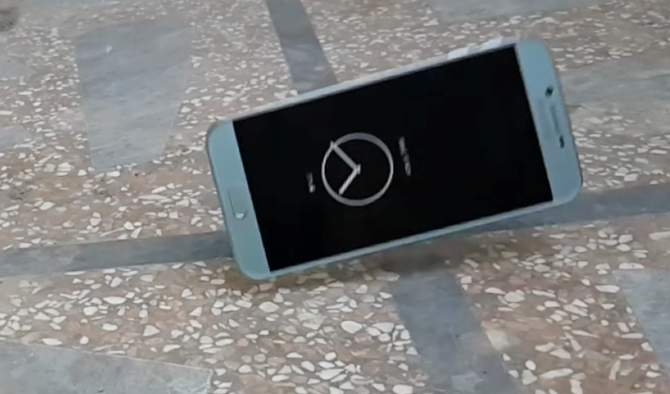 Galaxy A8 2016 rơi từ bàn xuống nền 'vô tư' ảnh 3