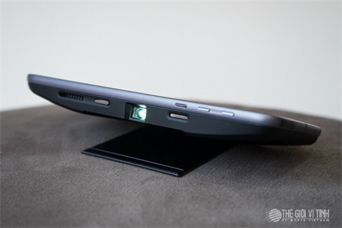 Cận cảnh máy chiếu Insta Share Projector.