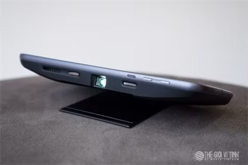 Cận cảnh máy chiếu Insta Share Projector.