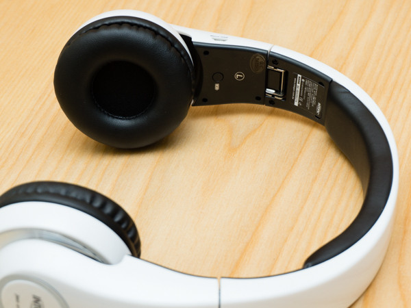 Đệm mút củ tai và mặt trong vòm chụp đầu cũng được bọc chất liệu da mềm mại và trông khá sang chảnh.