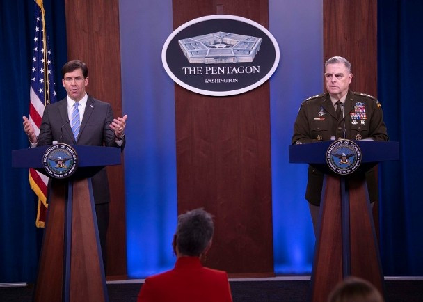 Bộ trưởng Quốc phòng Mark Esper (trái) và Chủ tịch Hội đồng TMT Liên quân Mỹ Mark Milley tại cuộc họp báo (Ảnh: DF).
