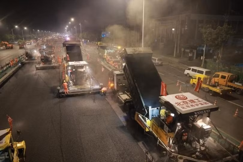 Quang cảnh thi công tấp nập. Ảnh: Xinhua.