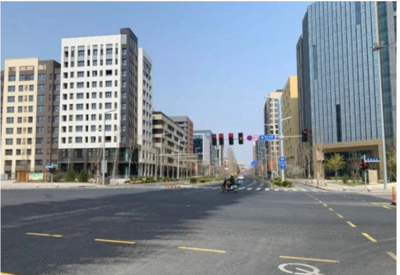 Khu mới Hùng An ở tỉnh Hà Bắc, đầu tư xây dựng lớn nhờ trái phiếu nhưng giờ đây vắng vẻ. Ảnh: Creaders.