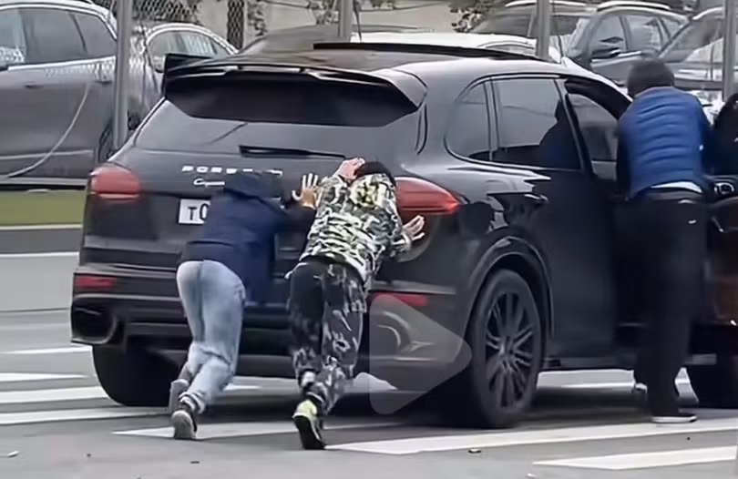 Khi không gọi được cứu hộ thì đây là cách để siêu xe di chuyển được. Ảnh: Sina. 