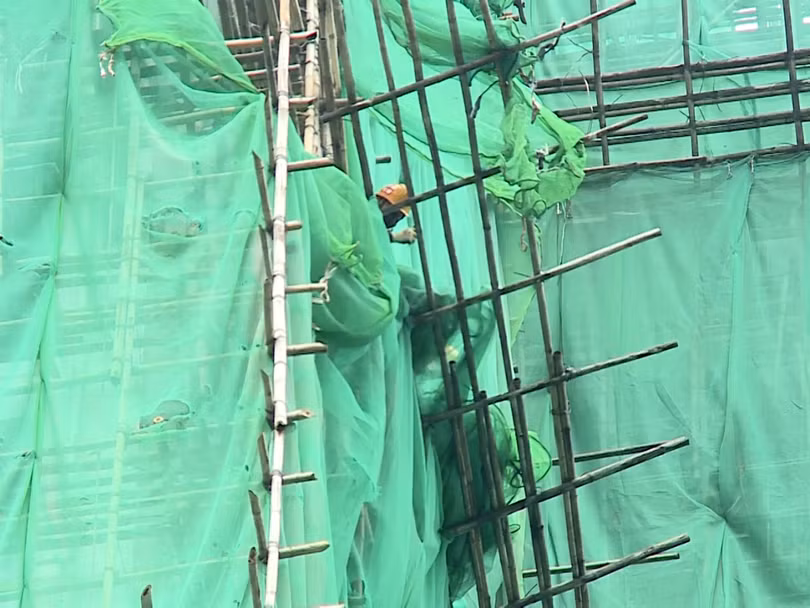 Loại lưới chắn đang được sử dụng tại tất cả các công trình xây dựng ở Hồng Kông sẽ phải dỡ bỏ trước ngày 6/12. Ảnh: RTHK.