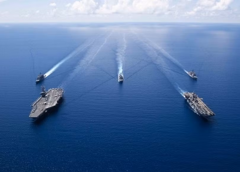 Hai nhóm tác chiến tàu sân bay và tàu đổ bộ trực thăng của Hải quân Mỹ hội quân diễn tập trên Biển Đông. Ảnh: Đông Phương.