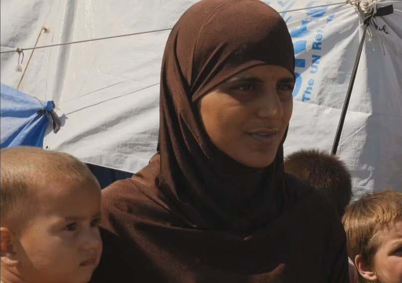 Việc Thủ tướng Anh Boris Johnson có kế hoạch bí mật đón vợ con các phần tử khủng bố IS về nước đã gây nên lo ngại và bất đồng trong chính phủ. Ảnh: nữ khủng bố Tooba Gonda và những đứa trẻ có cha là phần tử IS.