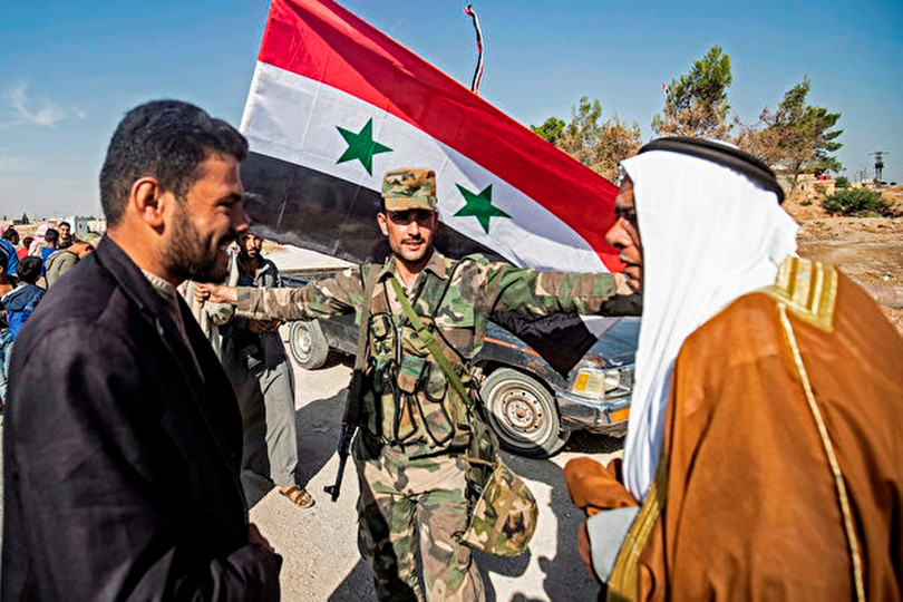 Ngày 14/10, dân chúng thị trấn Tal Tamr ở miền Bắc Syria vui mừng đón quân đội chính phủ tiến vào. Ảnh: AFP.