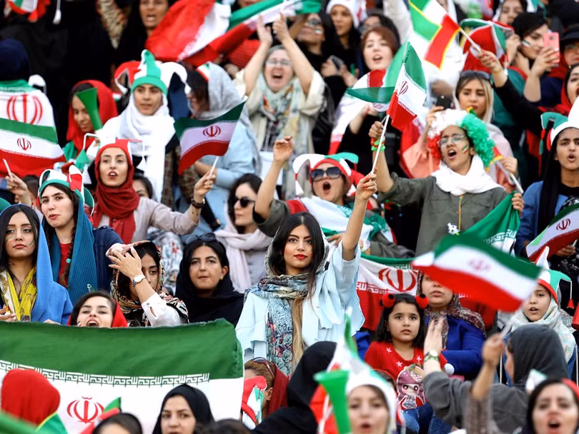 Lần đầu tiên sau 40 năm, hơn 3.500 nữ cổ động viên Iran đã được phép vào sân xem thi đấu môn bóng đá nam. Ảnh: VCG/Đa Chiều