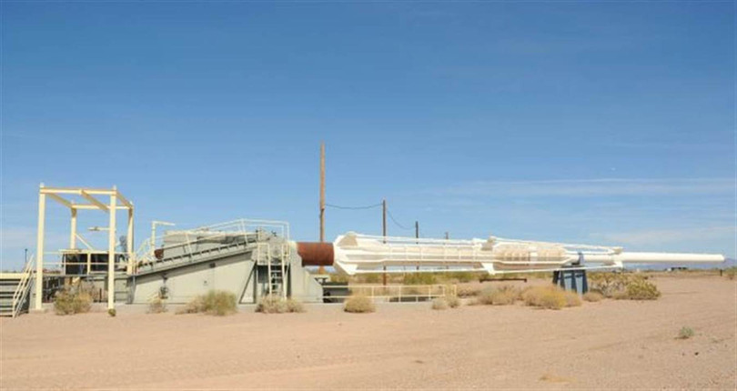 Một khẩu siêu pháo của Mỹ có nòng dài 36 mét được bắn thử nghiệm tại sa mạc Arizona năm 1966.