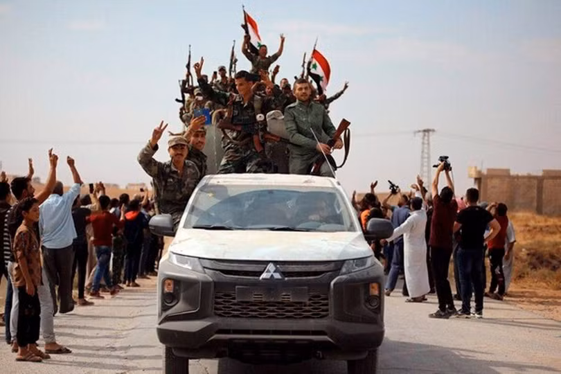 Việc Mỹ rút khỏi Đông Bắc Syria đã khiến lực lượng người Kurd quay sang liên minh với chính phủ Syria để chống lại cuộc xâm lược của Thổ Nhĩ Kỳ. Ảnh: dân chúng người Kurd vui mừng chào đón quân đội chính phủ tiến vào thành phố.