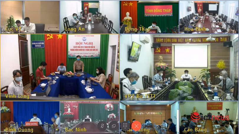 Phó Cục trưởng Cục CNTT, Bộ Y tế Nguyễn Trường Nam (người phát biểu từ đầu cầu Vĩnh Long trong ảnh) đang trực tiếp vào hỗ trợ 13 tỉnh miền Tây triển khai các nền tảng.