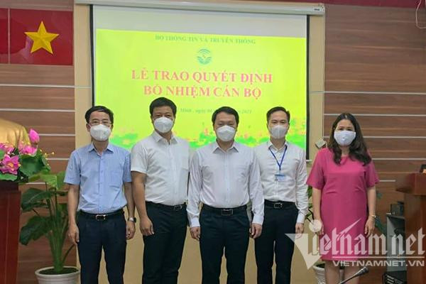 Thứ trưởng Nguyễn Huy Dũng chụp hình lưu niệm cùng tân Cục trưởng Cục Tin học hóa Đỗ Công Anh và các cán bộ Bộ TT&TT đang công tác tại khu vực phía Nam. Thứ trưởng Nguyễn Huy Dũng chụp hình lưu niệm cùng tân Cục trưởng Cục Tin học hóa Đỗ Công Anh và các cán bộ Bộ TT&TT đang công tác tại khu vực phía Nam.