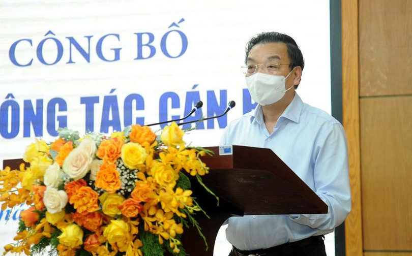 Chủ tịch UBND thành phố Hà Nội Chu Ngọc Anh phát biểu giao nhiệm vụ cho đồng chí Đỗ Đình Hồng và đồng chí Trần Thế Cương. Chủ tịch UBND thành phố Hà Nội Chu Ngọc Anh phát biểu giao nhiệm vụ cho đồng chí Đỗ Đình Hồng và đồng chí Trần Thế Cương.