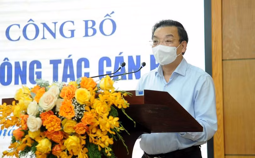 Chủ tịch UBND thành phố Hà Nội Chu Ngọc Anh phát biểu giao nhiệm vụ cho đồng chí Đỗ Đình Hồng và đồng chí Trần Thế Cương.