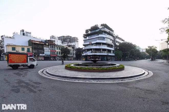 Hà Nội sẽ tiếp tục giãn cách xã hội toàn thành phố thêm 15 ngày.