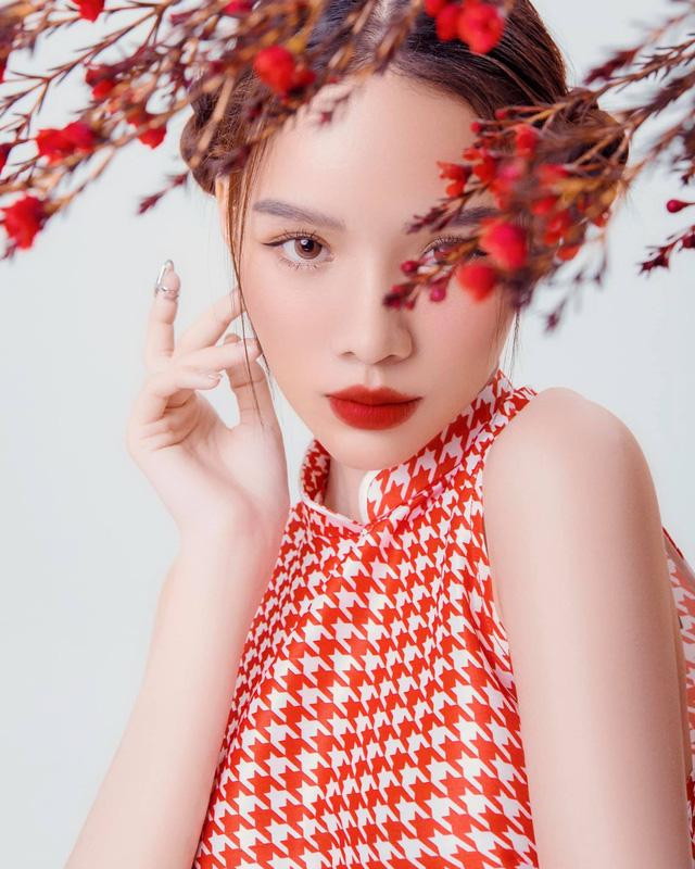 Cô nàng cũng trần tình bản thân mặt mụn là có thật vì da dễ bị dị ứng, trong khi không thể đi spa chăm sóc thời gian này