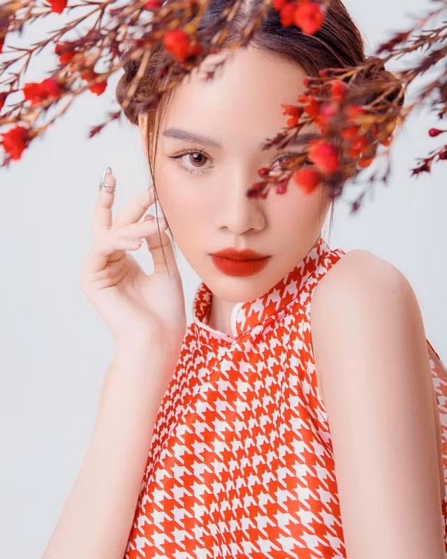 Cô nàng cũng trần tình bản thân mặt mụn là có thật vì da dễ bị dị ứng, trong khi không thể đi spa chăm sóc thời gian này