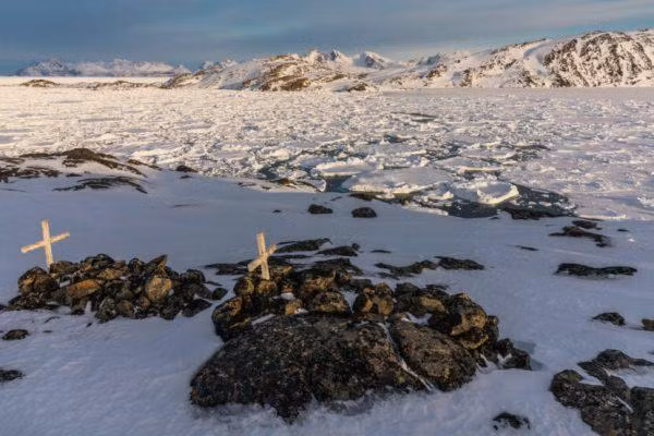 Đảo Kulusuk, Greenland, khi lớp băng vĩnh cửu tan ra, các ngôi mộ thời xa xưa lại lộ ra. Các nhà khoa học đã đánh dấu những ngôi mộ này bằng thánh giá để cảnh báo người dân địa phương không đến gần chúng. Ảnh: VOX Đảo Kulusuk, Greenland, khi lớp băng vĩnh cửu tan ra, các ngôi mộ thời xa xưa lại lộ ra. Các nhà khoa học đã đánh dấu những ngôi mộ này bằng thánh giá để cảnh báo người dân địa phương không đến gần chúng. Ảnh: VOX