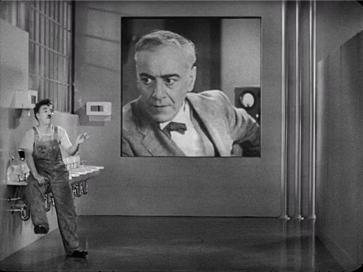 "Trong giờ giải lao, một công nhân đang hút thuốc, và khuôn mặt của ông chủ đột nhiên xuất hiện trên màn hìnhh phía sau và ra lệnh cho anh ta quay lại làm việc ..." Đây là một cảnh trong "Modern Times" phát hành năm 1936 do vua hài Charlie Chaplin đóng chính.