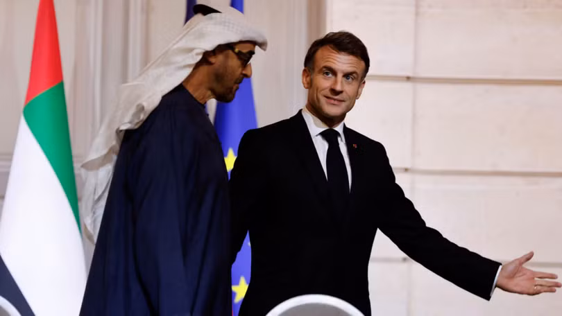 Sheikh Mohamed bin Zayed Al Nahyan, Tổng thống Các Tiểu vương quốc Ả Rập Thống nhất, và Tổng thống Pháp Emmanuel Macron. Ảnh: Reuters.